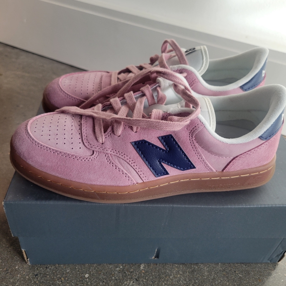 New Balance T500 pink & blue sneakers